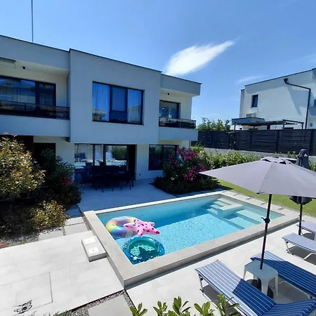 Villa Felicity, Private Pool With Heating And Salt Water *