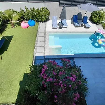 Вілла Felicity, Private Pool With Heating And Salt Water